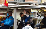 Khách du lịch đeo khẩu trang phòng virus corona, khám phá Thủ đô Hà Nội